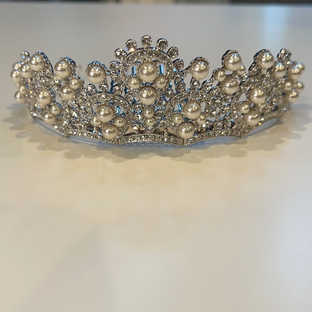 Brand new Boutique Pearl Tiara